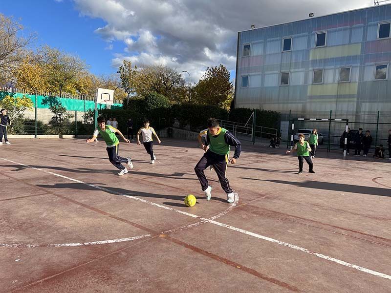 Niños jugando al fútbol